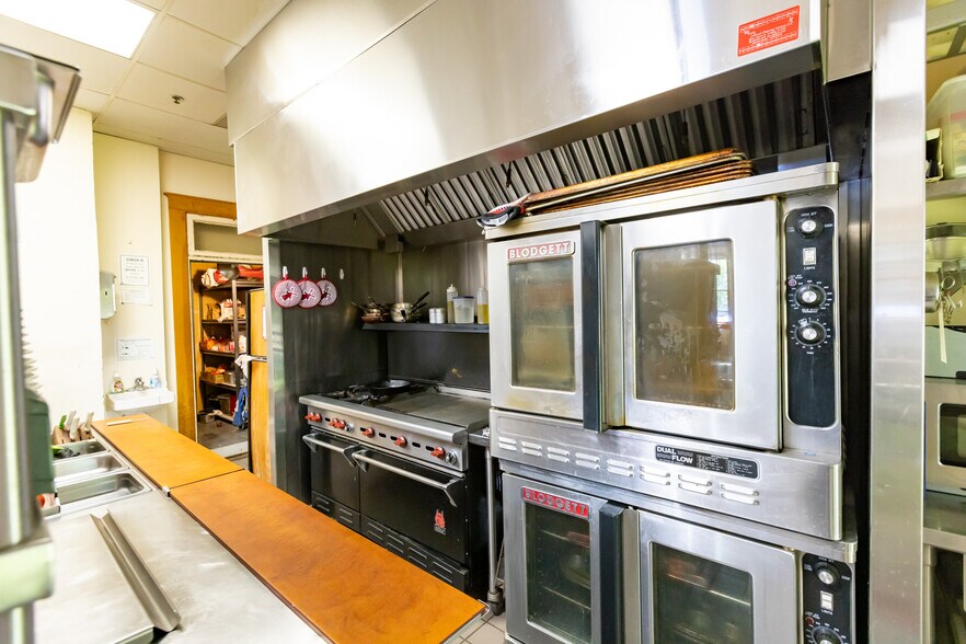 More Photos Of 40 SE Heimrich St, Dufur Hotel For Sale