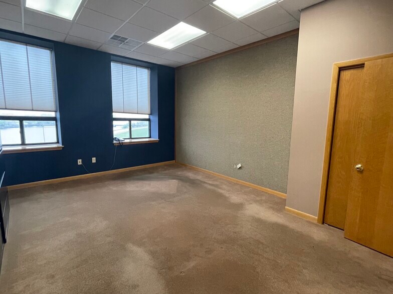 More Photos Of 600 S Main St, Oshkosh Office For Lease