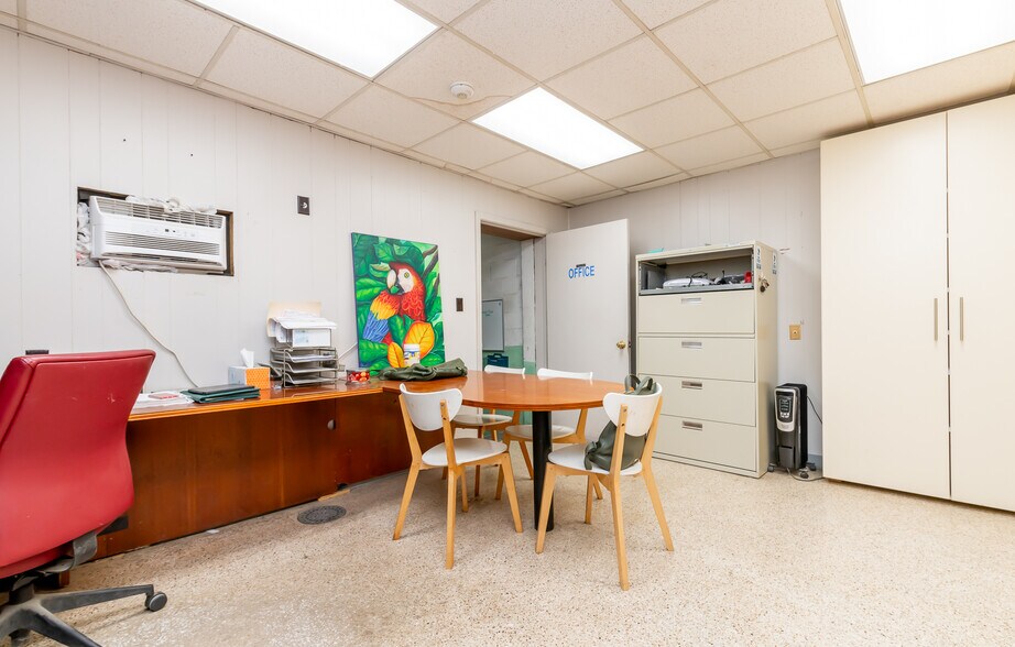 More Photos Of 927 E Madison St, Louisville Warehouse For Sale