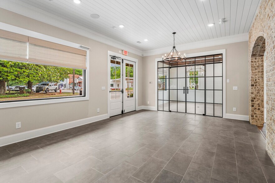 More Photos Of 102 S College St, Hamilton Flex For Sale