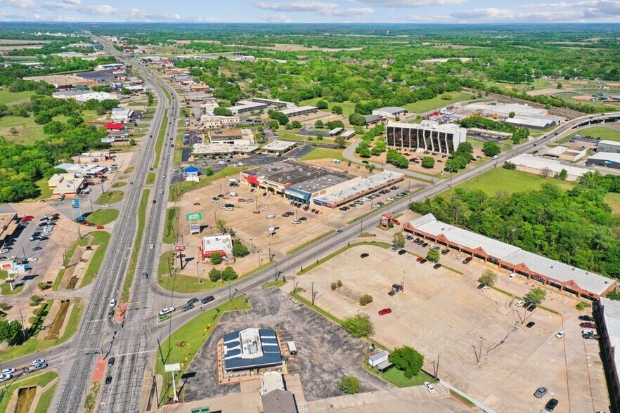 More Photos Of 1800 Teague Dr, Sherman Office For Sale