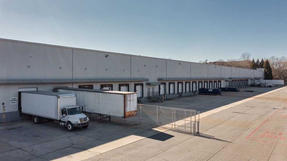 More Photos Of 2850 Barrett Lakes Blvd, Kennesaw Warehouse For Lease