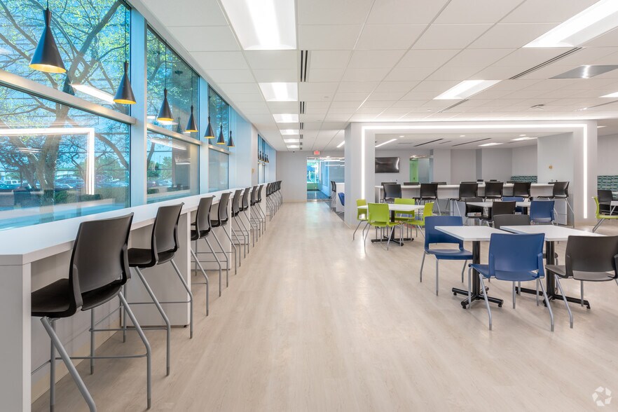 More Photos Of 320 E Big Beaver Rd, Troy Office For Lease