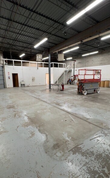 More Photos Of 1104 Heinz Dr, East Dundee Flex For Lease