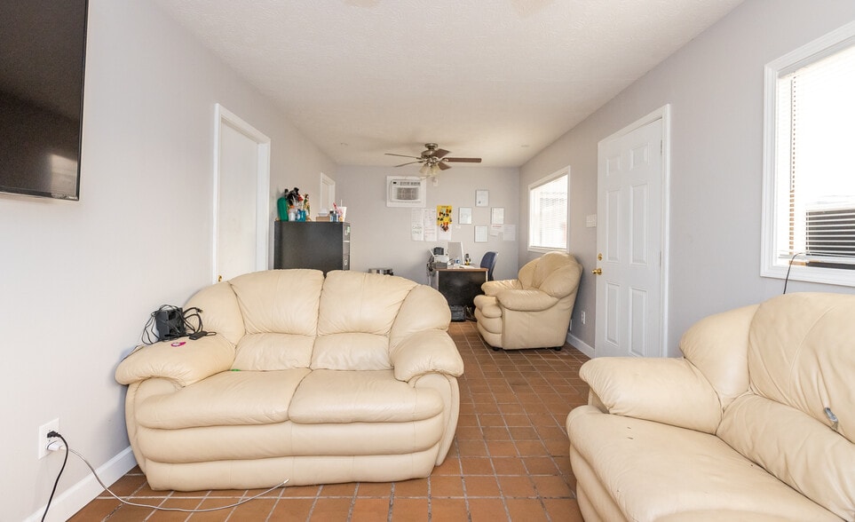 More Photos Of 1101 S East St, Indianapolis Auto Dealership For Sale