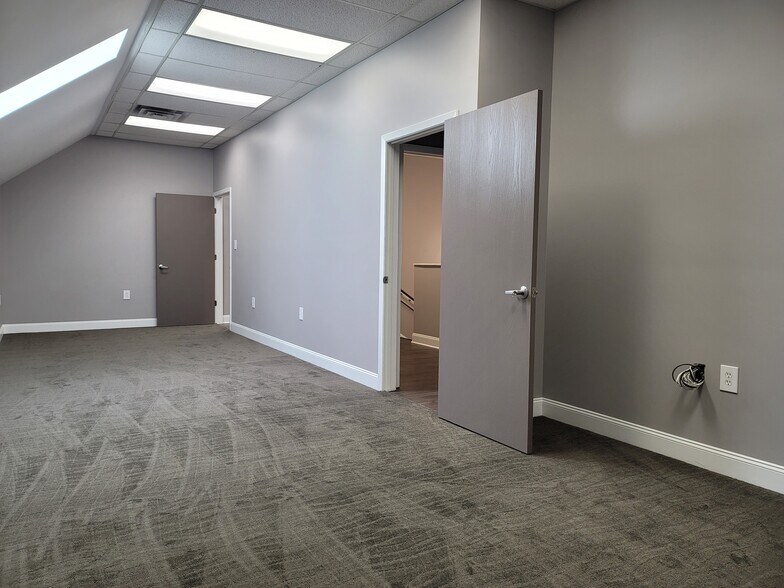 More Photos Of 15000 Madison Ave, Lakewood Office Residential For Lease