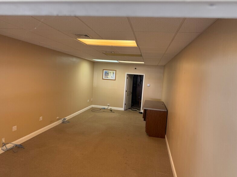 More Photos Of 409-419 Lake Ave, Nesconset Freestanding For Lease
