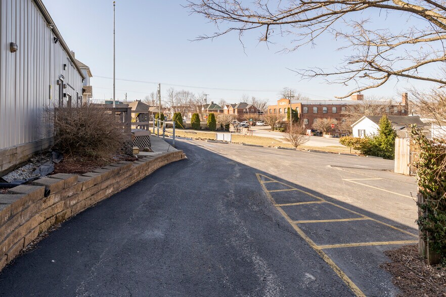 More Photos Of 210 N West St, Hillsboro Office For Sale