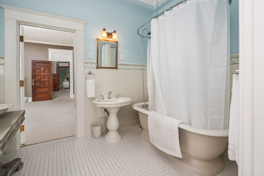 More Photos Of 738 E Main St, Belhaven Hotel For Sale