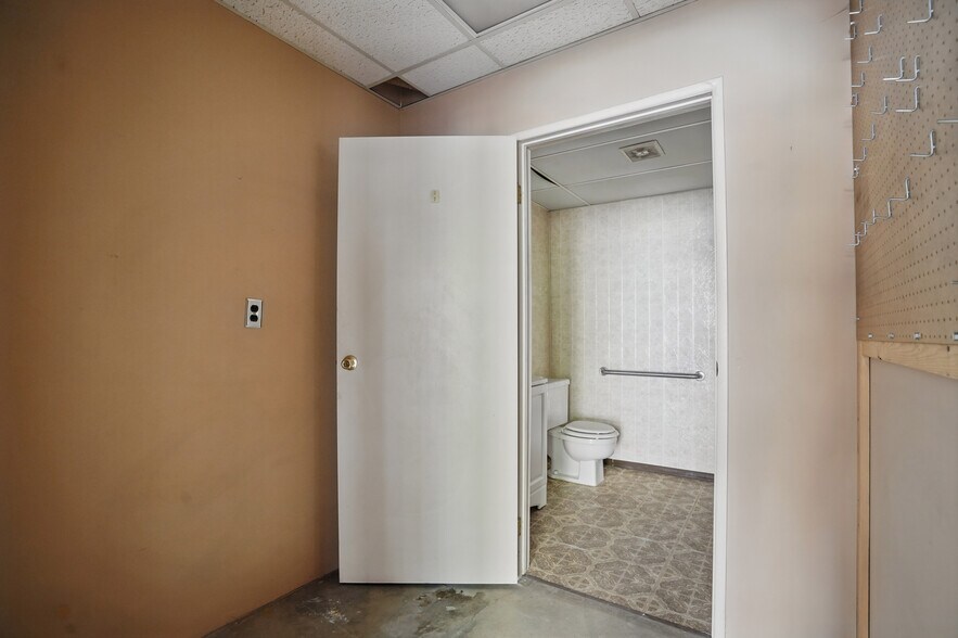 More Photos Of 3632 Foothill Blvd, La Crescenta Manufacturing For Sale