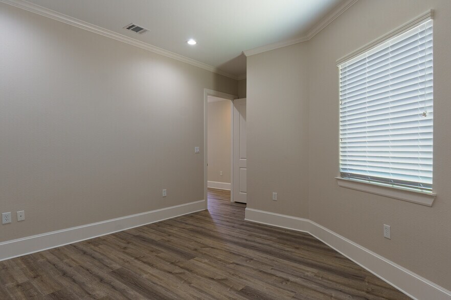 More Photos Of 19539 Champion Forest Dr, Spring Medical For Sale