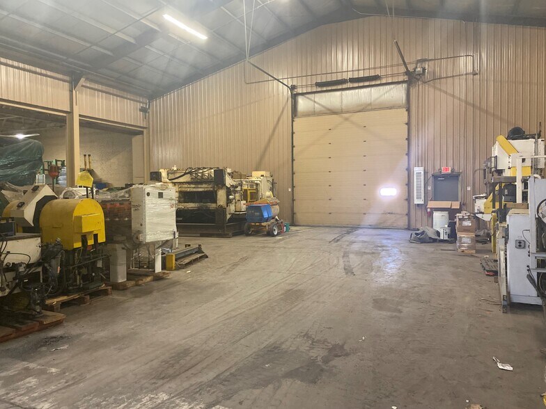 More Photos Of 212 Tank Rd, Berwick Warehouse For Lease