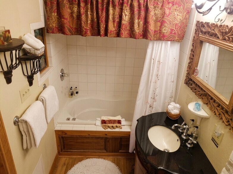 More Photos Of 160 Spring St, Eureka Springs Hospitality For Sale