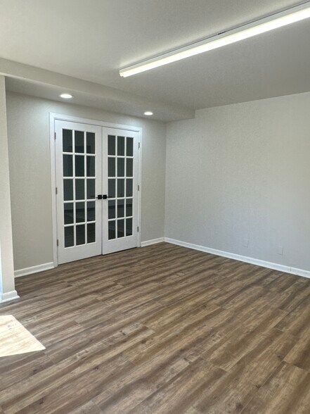 More Photos Of 517 N Lake Ave, Twin Lakes Showroom For Lease