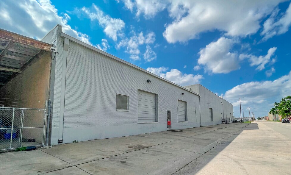 More Photos Of 926-930 N Mosley Ave, Wichita Warehouse For Lease