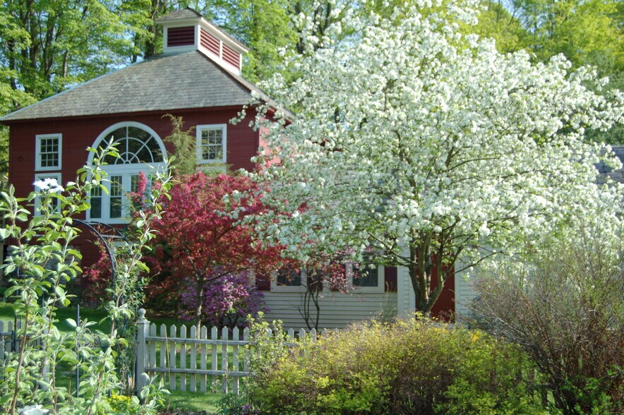 More Photos Of 3904 Vt Route 7A, Arlington Hospitality For Sale