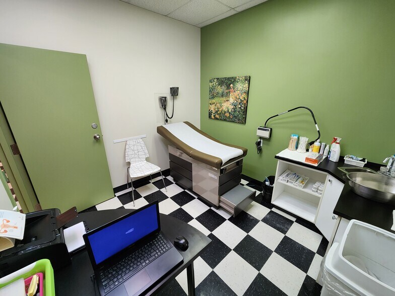 More Photos Of 135 Av 25e, St-Eustache Storefront For Lease