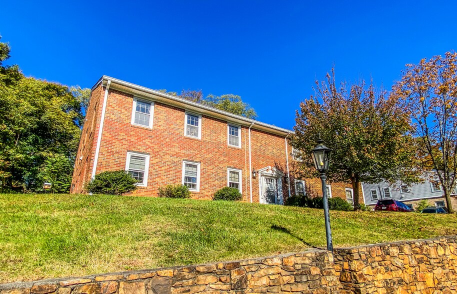 More Photos Of 803 King James St SW, Roanoke Multifamily For Sale