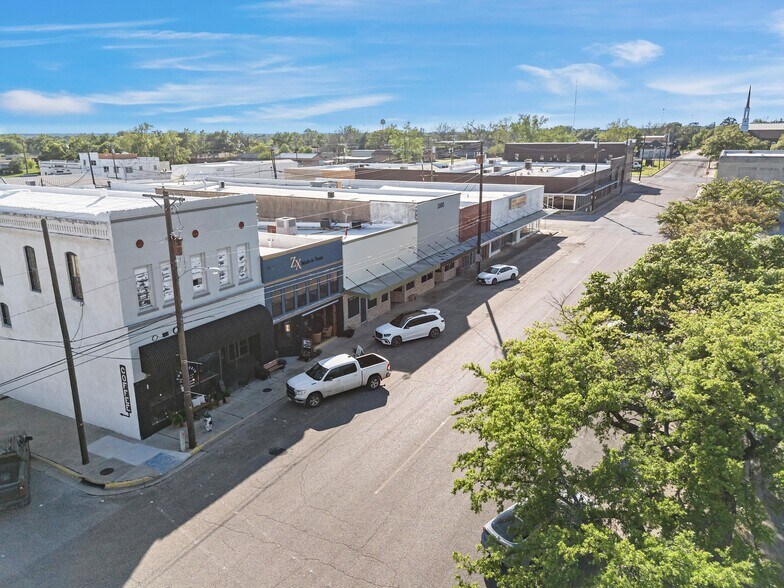 More Photos Of 107 W Main St, Cameron Storefront Retail Office For Lease