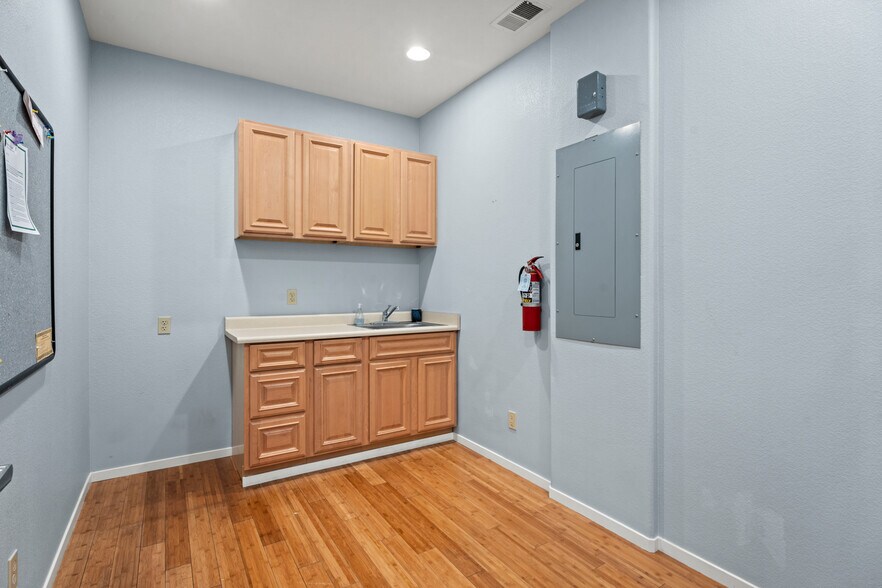 More Photos Of 1252 Airport Park Blvd, Ukiah General Retail For Lease