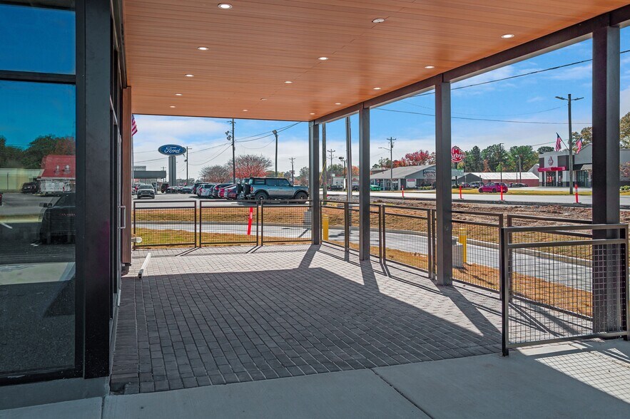 More Photos Of 820 Hwy 31 NW, Hartselle General Retail For Sale