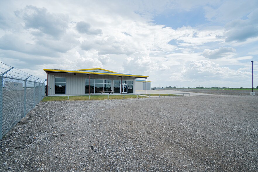 More Photos Of 7044 Interstate 10, Sealy Distribution For Sale