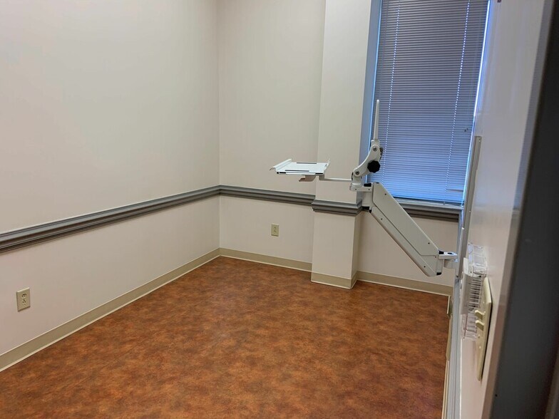 More Photos Of 509 Olde Waterford Way, Leland Office For Lease
