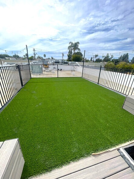 More Photos Of 17047 Ventura Blvd, Encino Freestanding For Sale