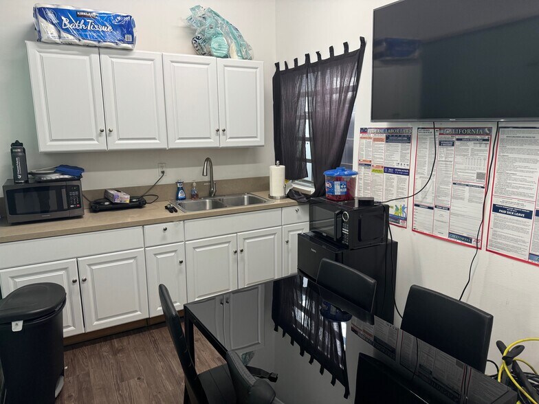 More Photos Of 5550-5552 W Manchester Ave, Los Angeles Research And Development For Lease