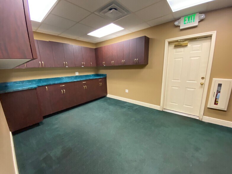 More Photos Of 7400-7440 NW River Park Dr, Parkville General Retail For Lease