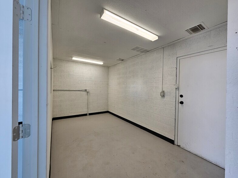 More Photos Of 2045 Plaza Dr, Bullhead City Flex For Lease