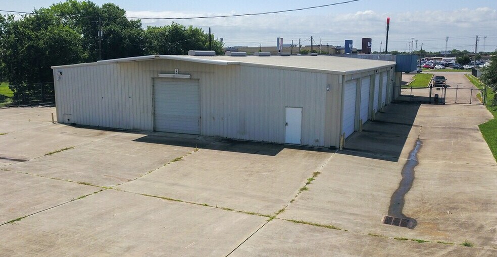 More Photos Of 1404 E Rio Grande St, Victoria Warehouse For Sale