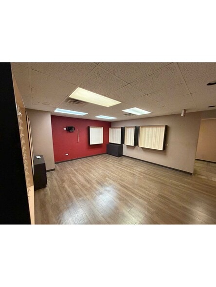 More Photos Of 111 N Wabash Ave, Chicago Office For Sale