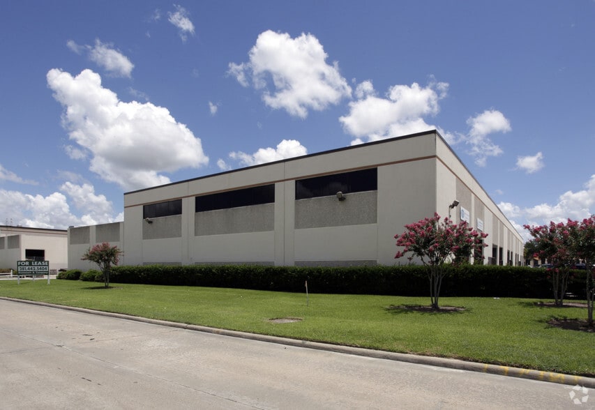 More Photos Of 16502-16514 Air Center Blvd, Houston Warehouse For Lease