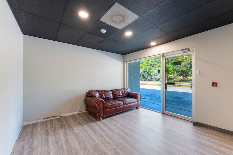 More Photos Of 2427 Porter Lake Dr, Sarasota Flex For Sale