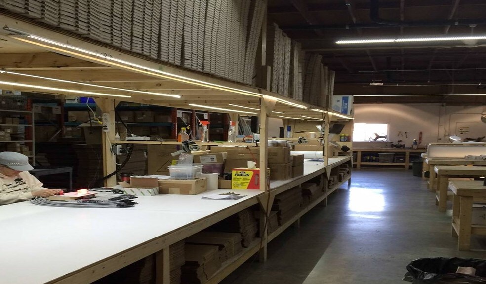 More Photos Of 512 Manitou Rd, Calgary Showroom For Lease