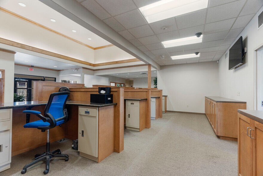 More Photos Of 7447 Riverside Pky, Tulsa Bank For Lease