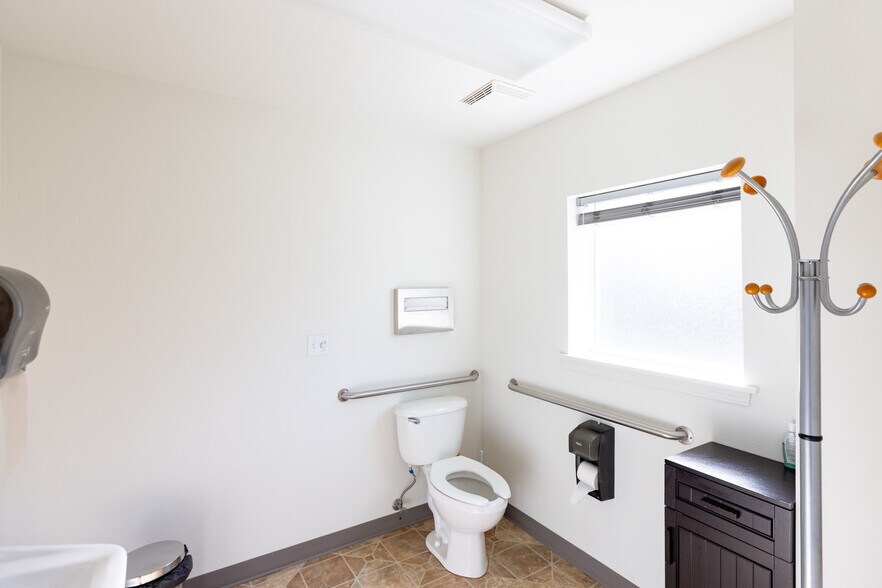 More Photos Of 200 N Wasco Ct, Hood River Warehouse For Lease