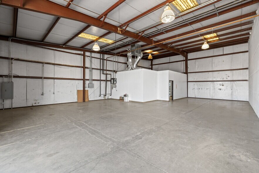 More Photos Of 2550 E Belle Ter, Bakersfield Manufacturing For Lease