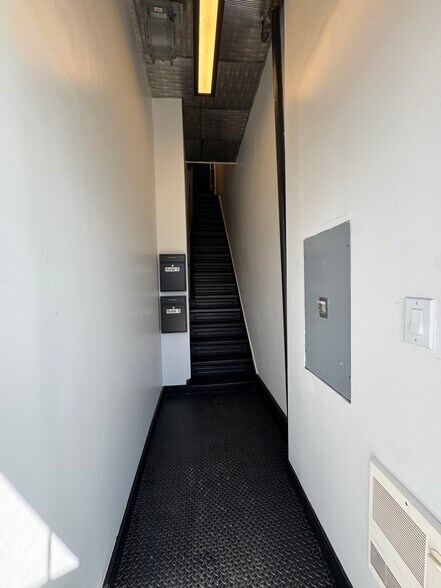 More Photos Of 143 E Park Ave, Long Beach Storefront Retail Office For Lease