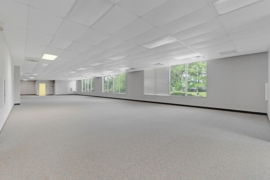 More Photos Of 8645 E Backwater Rd, North Webster Showroom For Lease