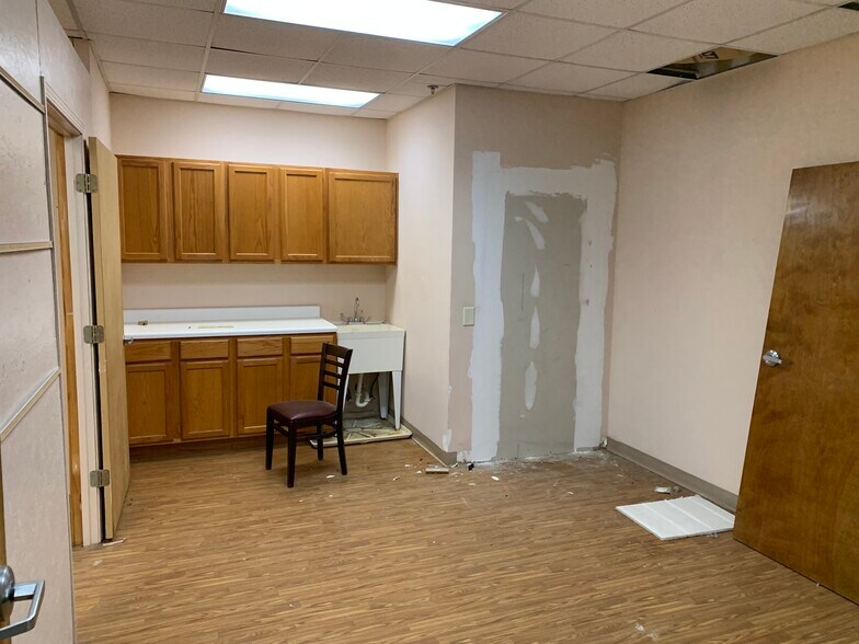 More Photos Of 311 Jesse Jewell Pky, Gainesville Office For Lease