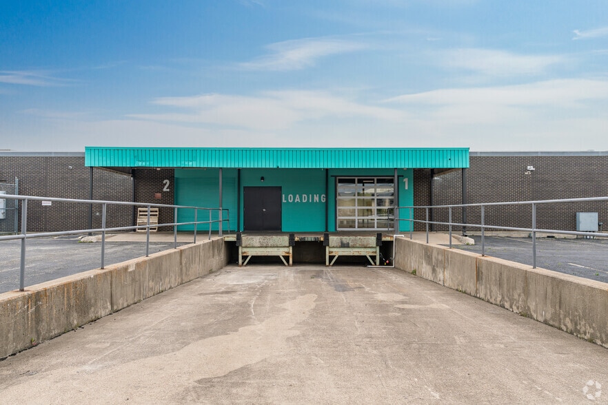 More Photos Of 1600 W Plano Pky, Plano Warehouse For Lease