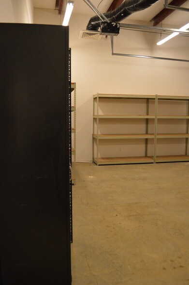 More Photos Of 409 Chicago Dr, Fayetteville Flex For Lease