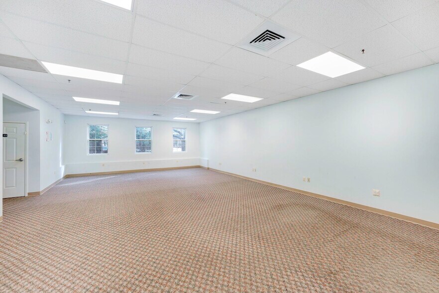 More Photos Of 6134-6138 Redwood Square Ctr, Centreville Medical For Lease