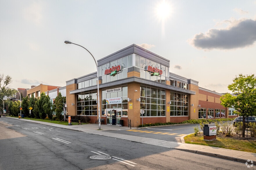 Primary Photo Of 395-425 Rue Saint-Charles O, Longueuil Supermarket For Lease
