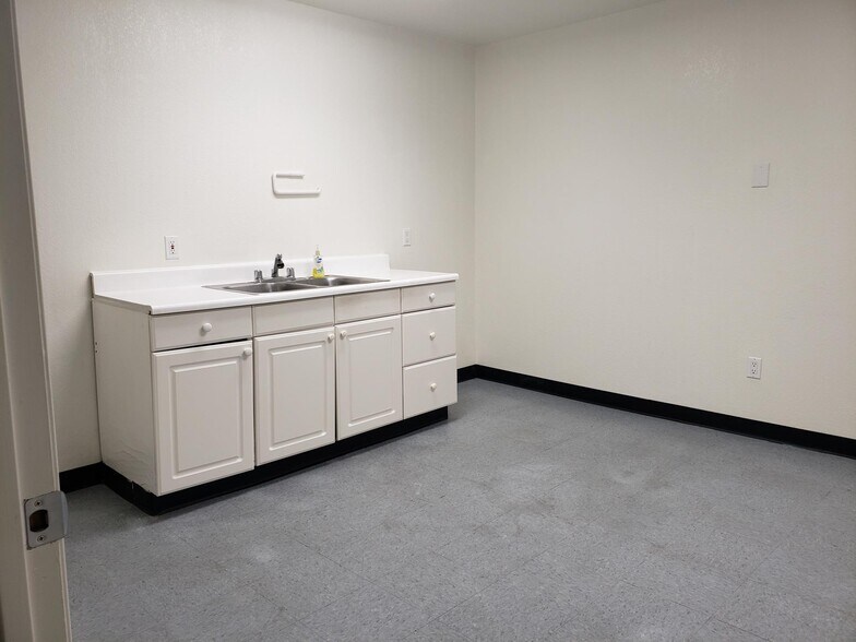 More Photos Of 8739 Shirley Ave, Northridge Warehouse For Lease