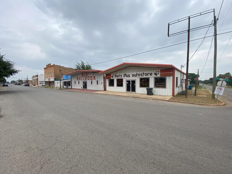 More Photos Of 119 S Commerce St, Dilley Storefront Retail Residential For Sale