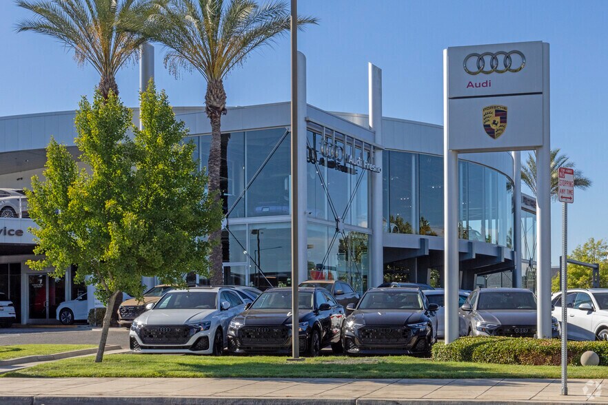 More Photos Of 7121 N Palm Ave, Fresno Auto Dealership For Lease