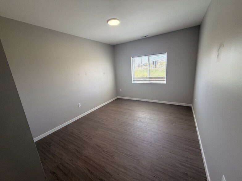 More Photos Of 1833 Curtis Ave, Chariton Apartments For Sale